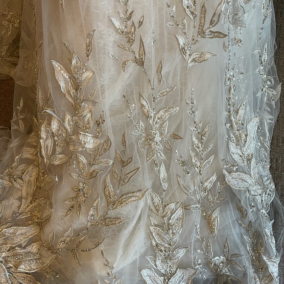 YSA Makino Wedding Gown, size 4 - Picture 6 of 11